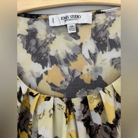 Jones Studio Separates: Women’s Sleeveless Blouse- Size 14W - Picture 3 of 6